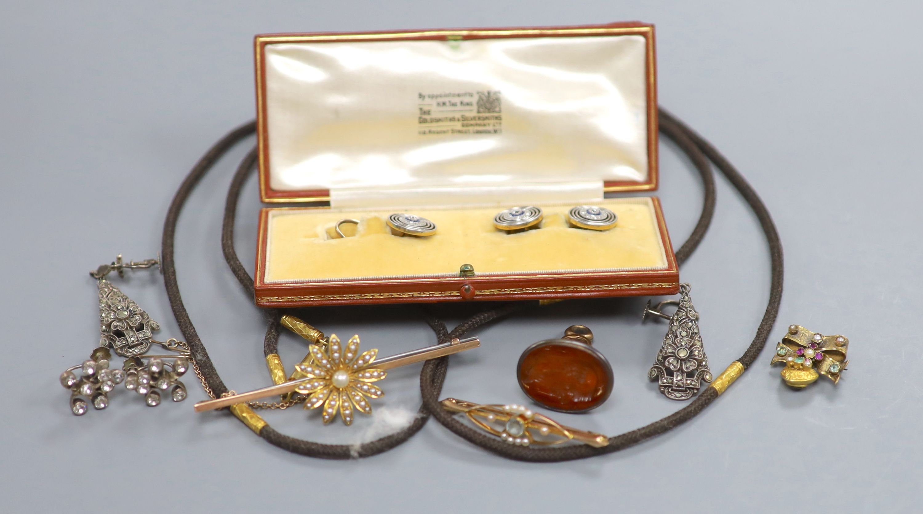 Two Edwardian gold bar brooches and other jewellery